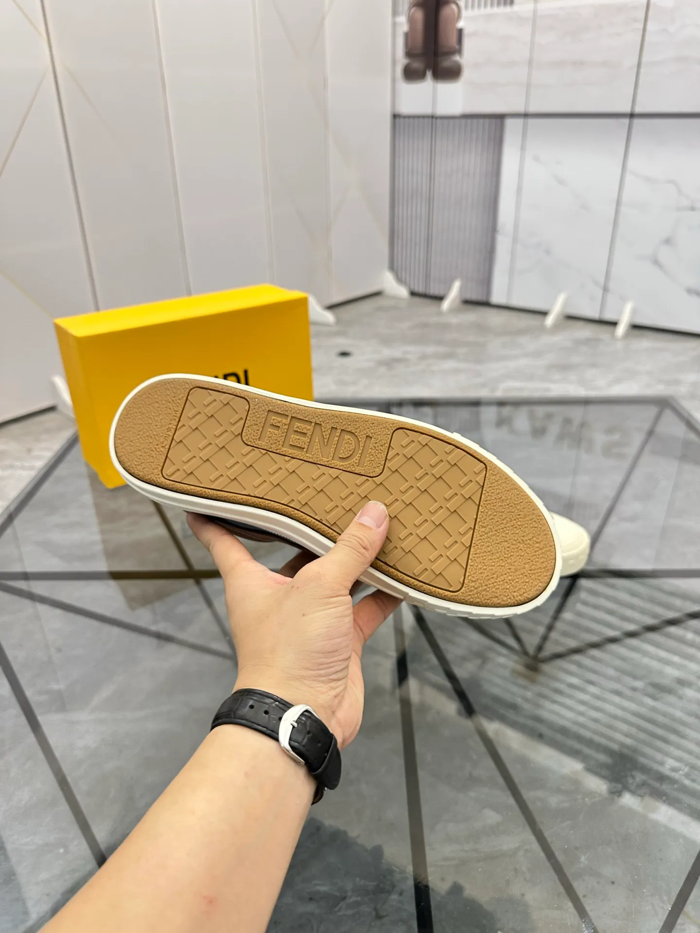 Selling men's shoes 💰: 💰P440¥ Product trademark: Fendi* "Fendi*" low-top casual shoes Regular size: 38-44 (can be customized to 45) Product materials: imported cowhide upper, sheepskin lining, original outsole. No.:6735